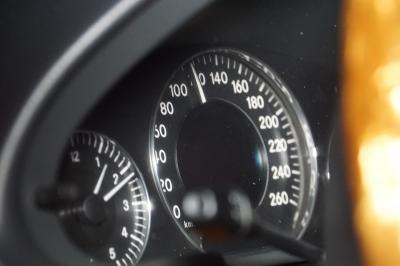 Pkw kracht in die Leitplanken - Zwei Pkw haben nach einem Unfall nur noch Schrottwert. 